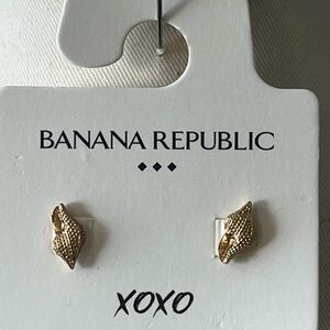 New Banana Republic shell earrings